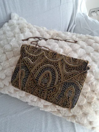 Bolso de fiesta negro y dorado pedrería