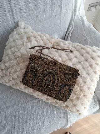 Bolso de fiesta negro y dorado pedrería