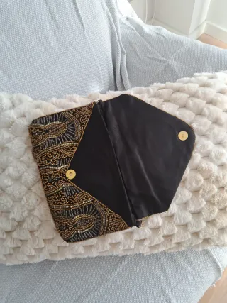 Bolso de fiesta negro y dorado pedrería