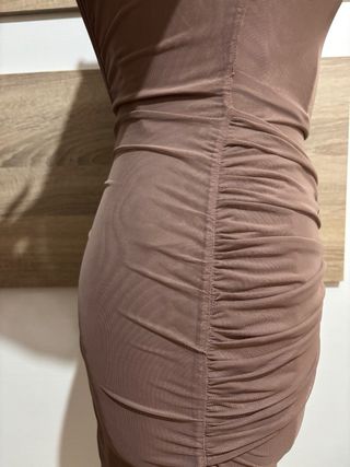 Vestido marrón con transparencias