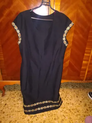 Vestido negro con detalles dorados