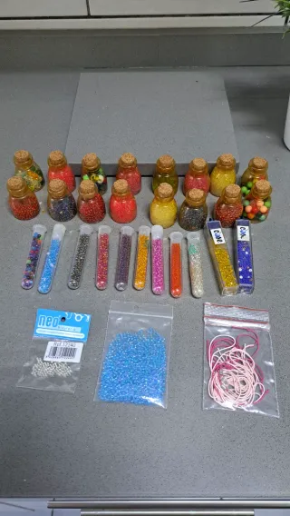Abalorios y pedrería multicolor