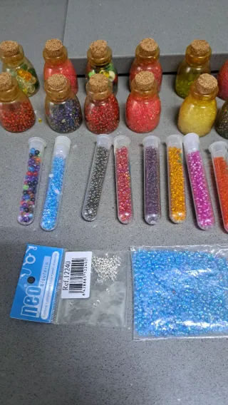 Abalorios y pedrería multicolor