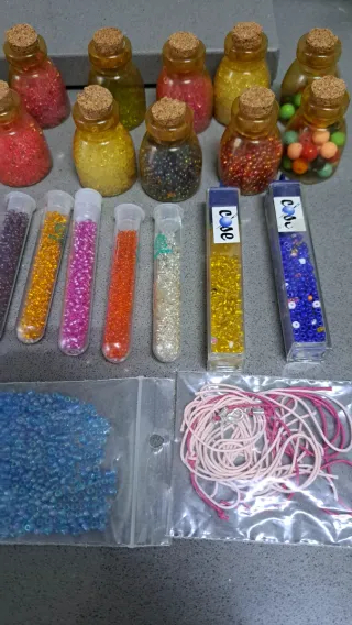 Abalorios y pedrería multicolor