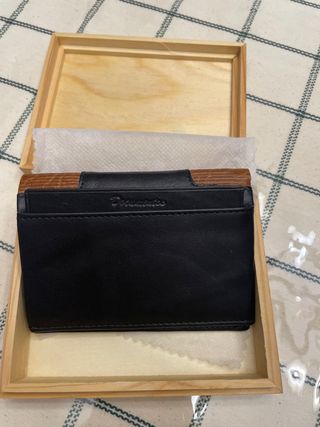 Cartera de piel negra