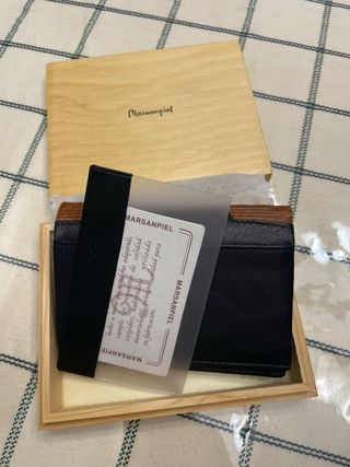 Cartera de piel negra