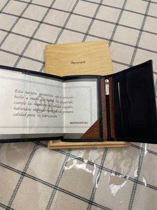 Cartera de piel negra