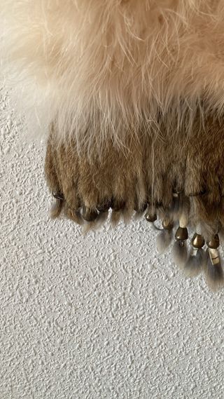 Chaleco de plumas beige y marrón