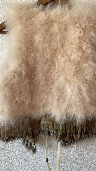 Chaleco de plumas beige y marrón