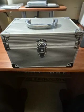 Estuche metálico para maquillaje