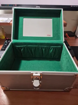 Estuche metálico para maquillaje