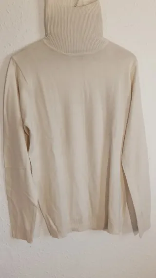 Jersey Pull & Bear cuello alto blanco.