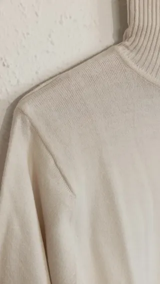 Jersey Pull & Bear cuello alto blanco.