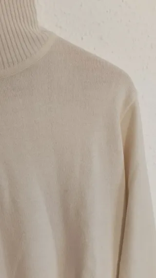 Jersey Pull & Bear cuello alto blanco.