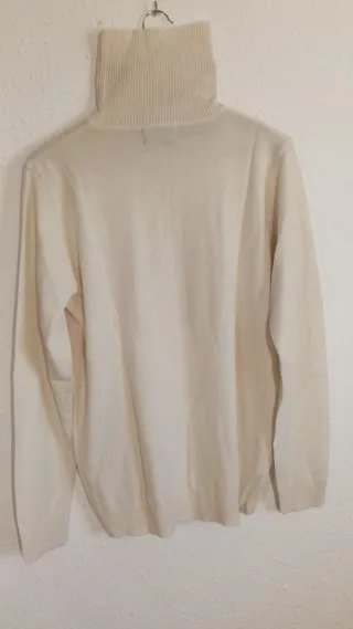 Jersey Pull & Bear cuello alto blanco.