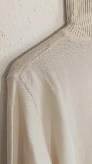 Jersey Pull & Bear cuello alto blanco.