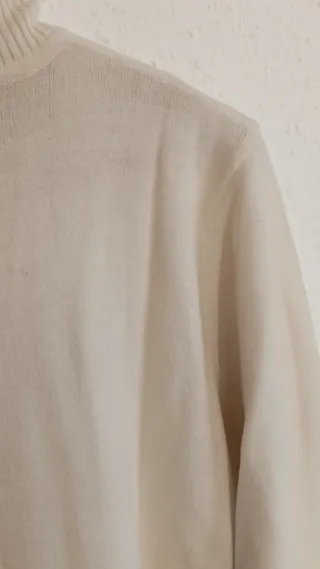 Jersey Pull & Bear cuello alto blanco.