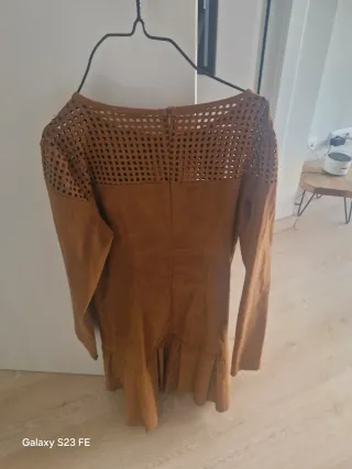 Vestido antelina con escote rejilla