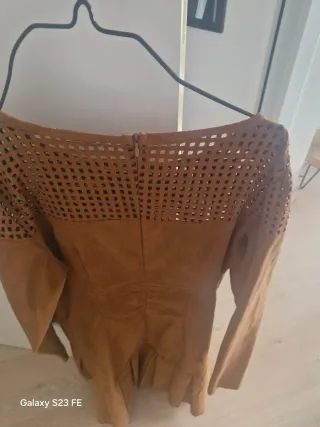 Vestido antelina con escote rejilla