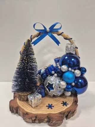 Decorazione Natalizia con Temi Blu e Argento