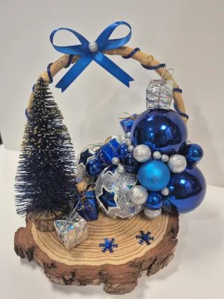 Decorazione Natalizia con Temi Blu e Argento