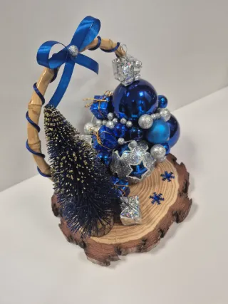 Decorazione Natalizia con Temi Blu e Argento