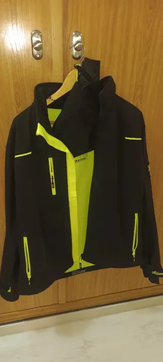 Abrigo negro con detalles neón