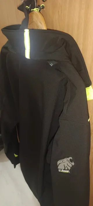 Abrigo negro con detalles neón