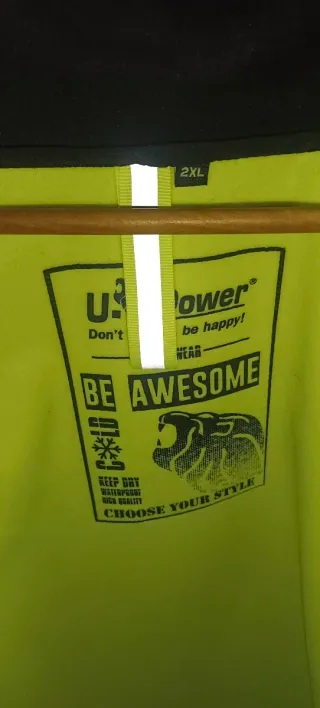 Abrigo negro con detalles neón