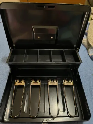 Cassa registratrice con chiave nuova