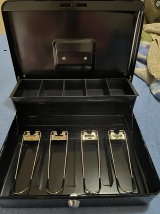 Cassa registratrice con chiave nuova