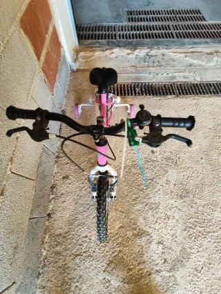 Bicicleta infantil rosa con ruedines 12"