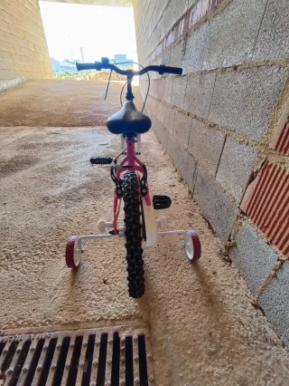 Bicicleta infantil rosa con ruedines 12"