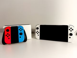 Nintendo Switch OLED Bianca + Controller Extra + Custodia