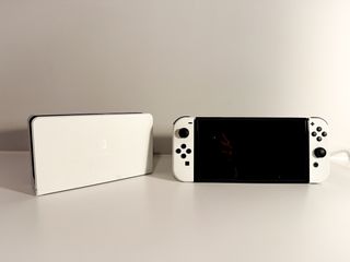 Nintendo Switch OLED Bianca + Controller Extra + Custodia