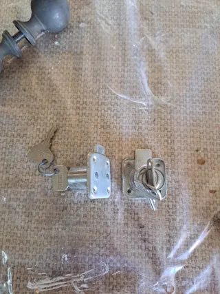 Cerraduras metálicas con llaves