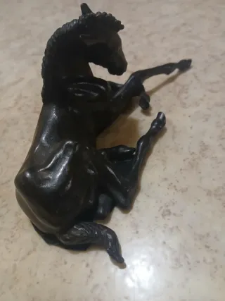 Escultura de caballo en bronce