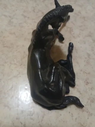 Escultura de caballo en bronce