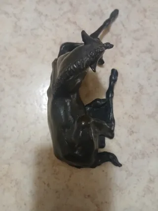 Escultura de caballo en bronce