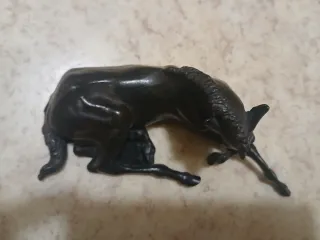 Escultura de caballo en bronce