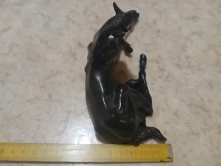 Escultura de caballo en bronce