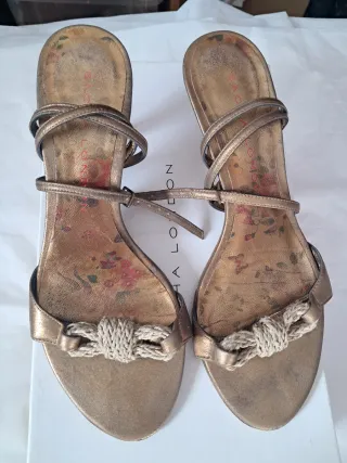 Sandalias doradas tacón  con detalle de cuerda.