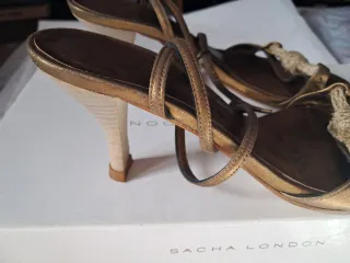 Sandalias doradas tacón  con detalle de cuerda.