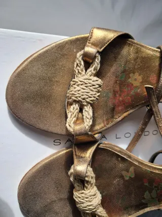 Sandalias doradas tacón  con detalle de cuerda.