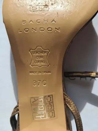 Sandalias doradas tacón  con detalle de cuerda.