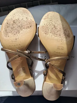 Sandalias doradas tacón  con detalle de cuerda.