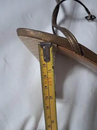 Sandalias doradas tacón  con detalle de cuerda.