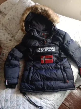 Plumas Geographical Norway azul de niña