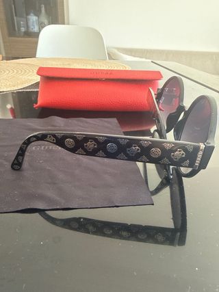 Gafas de sol Guess negras y grises