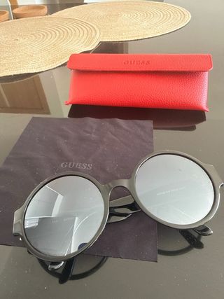 Gafas de sol Guess negras y grises